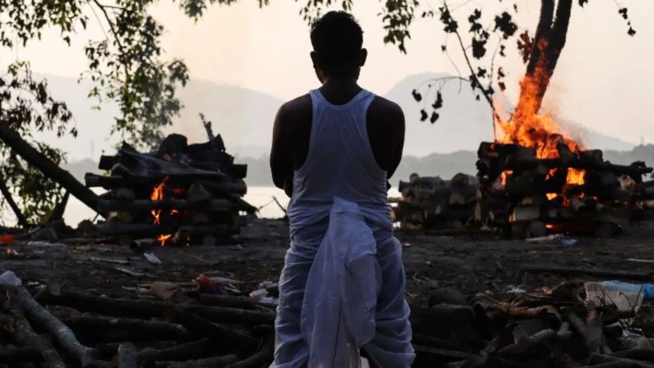 આ નિયમોમાં મુંડનનો પણ સમાવેશ થાય છે. વાળને ભૌતિક જગત સાથે જોડાણ મોહ સાથે સંકળાયેલું માનવામાં આવે છે. માતાપિતા અથવા પ્રિયજનોના મૃત્યુ પછી તેમના પ્રત્યે દુ:ખ અને દુ:ખ વ્યક્ત કરવા માટે માથું મુંડન કરવામાં આવે છે. જેથી વ્યક્તિનું ધ્યાન થોડા દિવસો માટે સાંસરિક મોહથી દૂર થઈ શકે. માથું મુંડન કરાવવાથી મૃતક પ્રત્યે આદર અને શોક વ્યક્ત થાય છે. ગરુડ પુરાણ અનુસાર માથું મુંડન કરાવ્યા પછી પાપોનો નાશ થાય છે.
