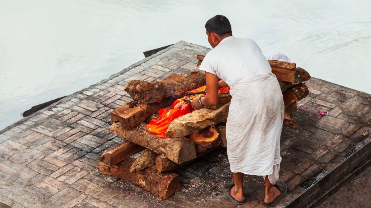 ઉદાહરણ તરીકે લોકો અગ્નિસંસ્કાર સમયે શરીરમાં લાકડાના નાના ટુકડા નાખે છે. પહેલા લોકો ઘરેથી ચાર-પાંચ લાકડાના ટુકડા લેતા હતા. જેથી બધાના સહયોગથી અગ્નિસંસ્કારની વ્યવસ્થા કરી શકાય પરંતુ હવે લોકો ઘરેથી લાકડાના ટુકડા લેતા નથી, તેઓ ફક્ત સ્મશાનમાં લાકડાના નાના ટુકડા મૂકીને વિધિ પૂર્ણ કરે છે. (Disclaimer - આ લેખમાં સમાવિષ્ટ કોઈપણ માહિતી/સામગ્રી/ગણતરીની ચોકસાઈ અથવા વિશ્વસનીયતાની ખાતરી આપવામાં આવતી નથી. આ માહિતી વિવિધ માધ્યમો/જ્યોતિષીઓ/ઉપદેશો/માન્યતાઓ/ધાર્મિક ગ્રંથોમાંથી એકત્રિત કરીને તમારા સુધી પહોંચાડવામાં આવી છે. અમારો ઉદ્દેશ્ય ફક્ત માહિતી પહોંચાડવાનો છે. વાંચકોએ તેને ફક્ત માહિતી તરીકે જ માનવી જોઈએ. આ ઉપરાંત તેના કોઈપણ ઉપયોગ માટે વાંચકો પોતે જવાબદાર રહેશે.)(All Image Symbolic)