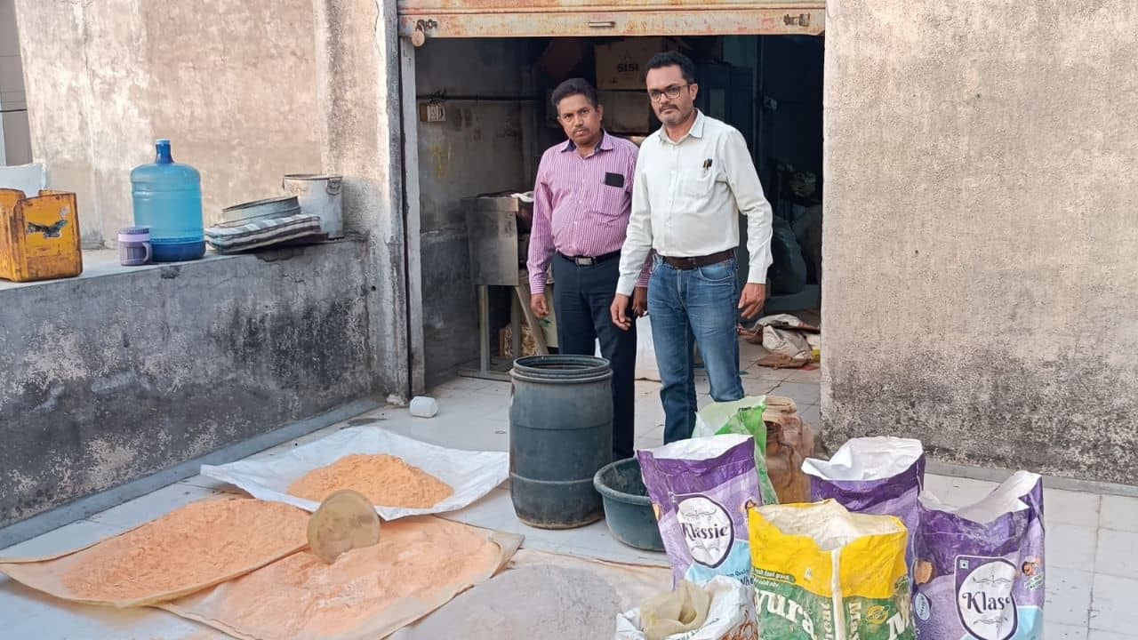 Rajkot : લાતી પ્લોટ વિસ્તારમાંથી ઝડપાઈ અખાદ્ય હિંગ, 110 કિલો હિંગના જથ્થાનો સ્થળ પર જ કર્યો નાશ, જુઓ Video