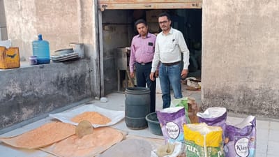 Rajkot : લાતી પ્લોટ વિસ્તારમાંથી ઝડપાઈ અખાદ્ય હિંગ, 110 કિલો હિંગના જથ્થાનો સ્થળ પર જ કર્યો નાશ, જુઓ Video Rajkot : લાતી પ્લોટ વિસ્તારમાંથી ઝડપાઈ અખાદ્ય હિંગ, 110 કિલો હિંગના જથ્થાનો સ્થળ પર જ કર્યો નાશ, જુઓ Video