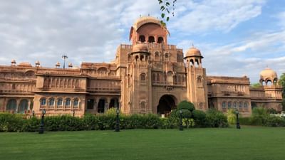 બિકાનેરની ભૂમિ ઇતિહાસ પૂર્વકાળથી વસવાટ માટે ઉપયોગમાં લેવાતી હતી. અહીં પહેલાં ચૌહાણ, ભાટી રાજપૂત અને રાઠોડ જાતિના લોકોએ વસવાટ કર્યો હતો. આ પ્રદેશ 'જાંગલ દેશ' તરીકે ઓળખાતું અને તેમાં છૂટાછવાયા નગરો અને ગઢ હતાં.  (Credits: - Wikipedia)