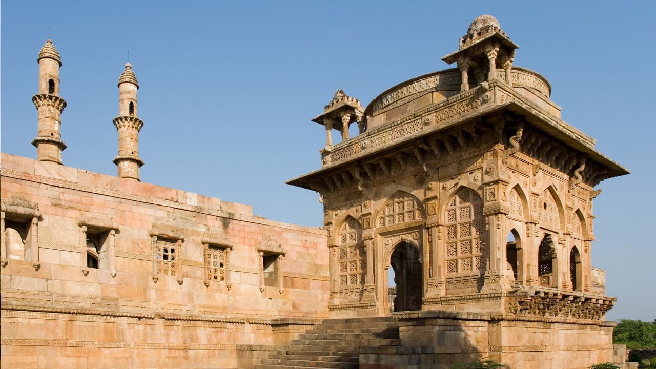પાવાગઢની કાળી માતા મંદિર ચાંપાનેરની નજીક આવેલું આ મંદિર બહુ પવિત્ર માનવામાં આવે છે અને યાત્રાળુઓનું મુખ્ય કેન્દ્ર છે. ( Credits: Getty Images )