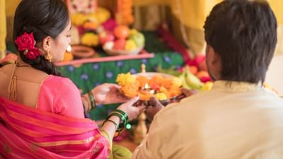 ઘરમાં પૂજા સ્થળ આપણી આધ્યાત્મિક ઉર્જાનું કેન્દ્ર છે. જે ઘરમાં પૂજા સ્થળ હોય અને જ્યાં દૈનિક પ્રાર્થના કરવામાં આવે છે ત્યાં સકારાત્મકતા પ્રવર્તે છે.