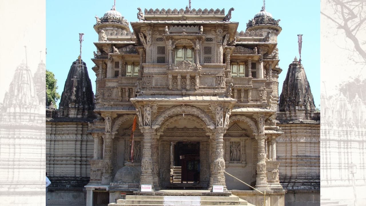 મંદિરના મુખ્ય દરવાજા પાસે આવેલા મહાવીર દ્વારનું શિલ્પ ખૂબ સુંદર છે. મંદિરમાં 52 ઉપાશ્રયો (જૈન સાધુ-સાધ્વીઓ માટેની આરાધનાની જગ્યાઓ) પણ છે. (Credits: - Wikipedia)