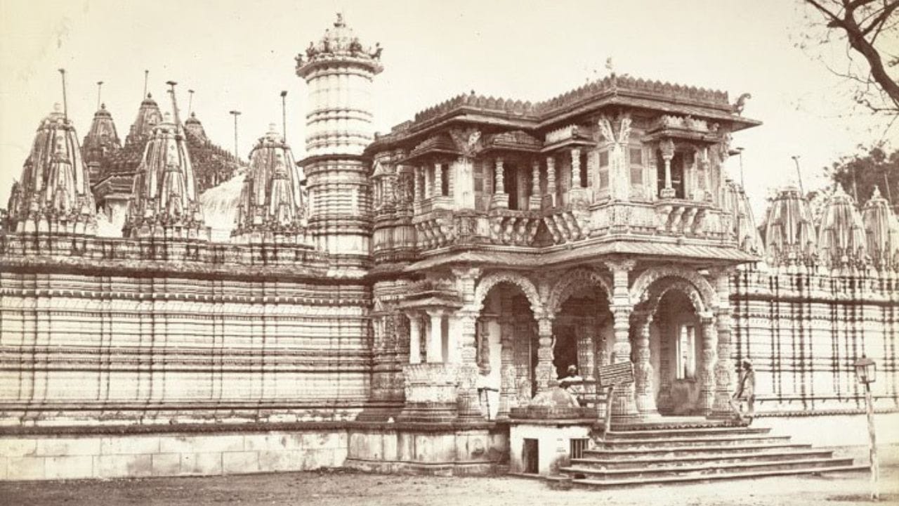 પણ હુઠીસિંગ જૈન મંદિર ખાસ હતું તેના ભવ્ય શિલ્પ અને અનોખી  નગર શૈલીના કારણે. મંદિરનું નિર્માણ શ્વેતાંબર જૈન સંપ્રદાયના 15મા તીર્થંકર ધન્ય સમ્પન્ન ભગવાન ધર્મનાથ સ્વામીને સમર્પિત છે.મંદિર નિર્માણ માટે લગભગ 10 લાખ રૂપિયાનો ખર્ચ થયો હતો, જે તે સમયગાળામાં એક મોટું મૂલ્ય ગણાતું. (Credits: - Wikipedia)