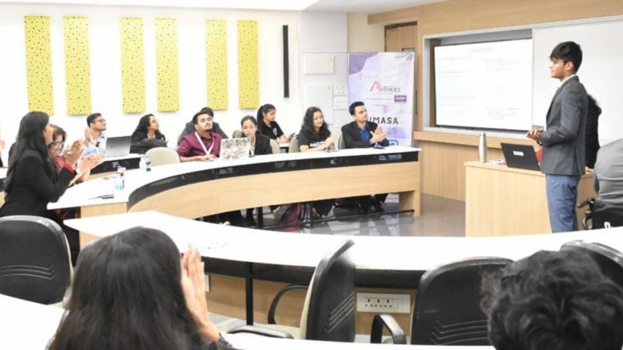અહીં MBA, Ph.D. અને એક્ઝિક્યુટિવ MBA જેવા અભ્યાસક્રમો છે. આ એક્ઝિક્યુટિવ એમબીએ પ્રોગ્રામ વોશિંગ્ટન યુનિવર્સિટીના ઓલિન બિઝનેસ સ્કૂલના સહયોગથી ચલાવવામાં આવે છે, જે વિદ્યાર્થીઓને વૈશ્વિક એક્સપોઝર પણ આપે છે.