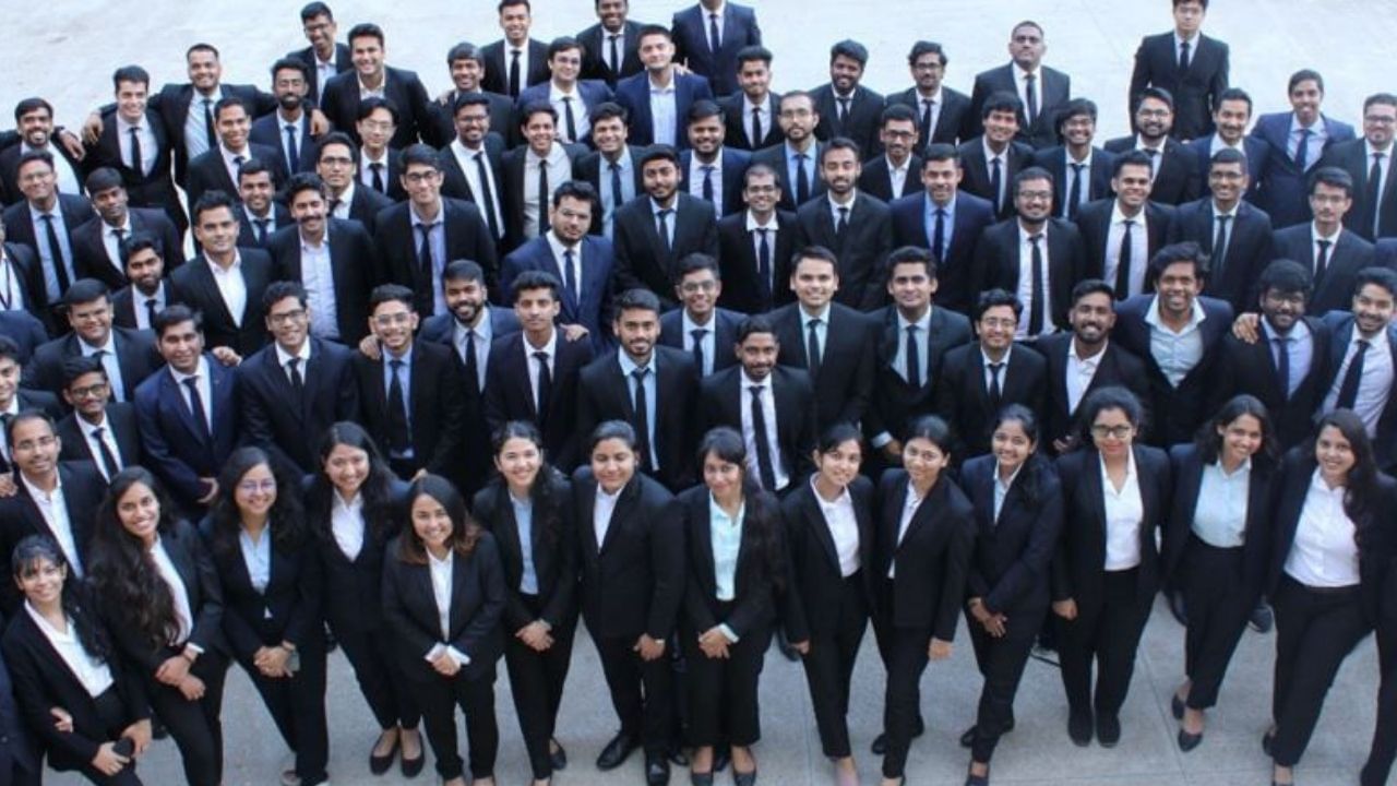 IIT બોમ્બેના પ્રોફેસરો અને ઉદ્યોગ નિષ્ણાતો અહીં શિક્ષણ આપે છે. આ વિદ્યાર્થીઓને વર્ગખંડ અને વાસ્તવિક દુનિયા બંનેનું જ્ઞાન આપે છે.