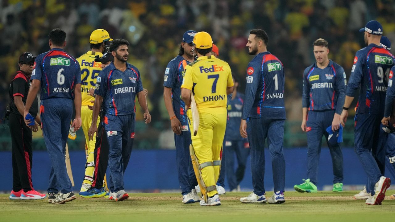 આઈપીએલ 2025ની અડધી સીઝન પૂર્ણ થઈ ચૂકી છે. સાથે તમામ ટીમે જીતનું ખાતું ખોલાવી લીધું છે. હવે આની અસર પોઈન્ટ ટેબલ પર જોવા મળશે. જેમાં ખુબ જ રસાકસી જોવા મળી રહી છે. જેમાં ટોપ-4 ટીમના પોઈન્ટ સરખા છે. તો છેલ્લી 4 ટીમ પણ એકબીજાથી આગળ જવાની રેસમાં છે.