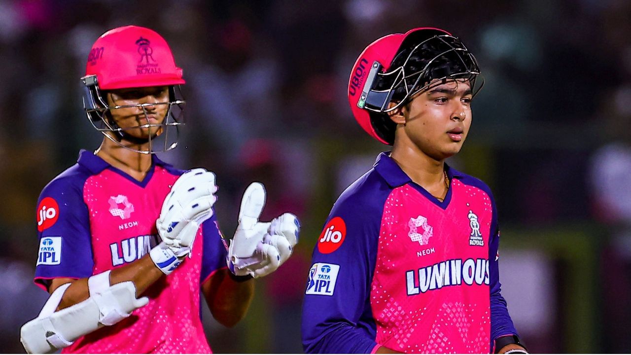 રાજસ્થાન રોયલ્સ વિરુદ્ધ મેચ પહેલા ગુજરાતની ટીમ પોઈન્ટ ટેબલમાં ટોપ 2માં હતી પરંતુ આ મેચમાં હાર બાદ ગુજરાત ટાઈટન્સની ટીમ પોઈન્ટ ટેબલમાં ત્રીજા સ્થાને આવી ગઈ છે. પોઈન્ટ ટેબલમાં પહેલા સ્થાને આરસીબીની ટીમ છે.  મુંબઈ ઈન્ડિયન્સની ટીમ પોઈન્ટ ટેબલમાં બીજા સ્થાને છે.