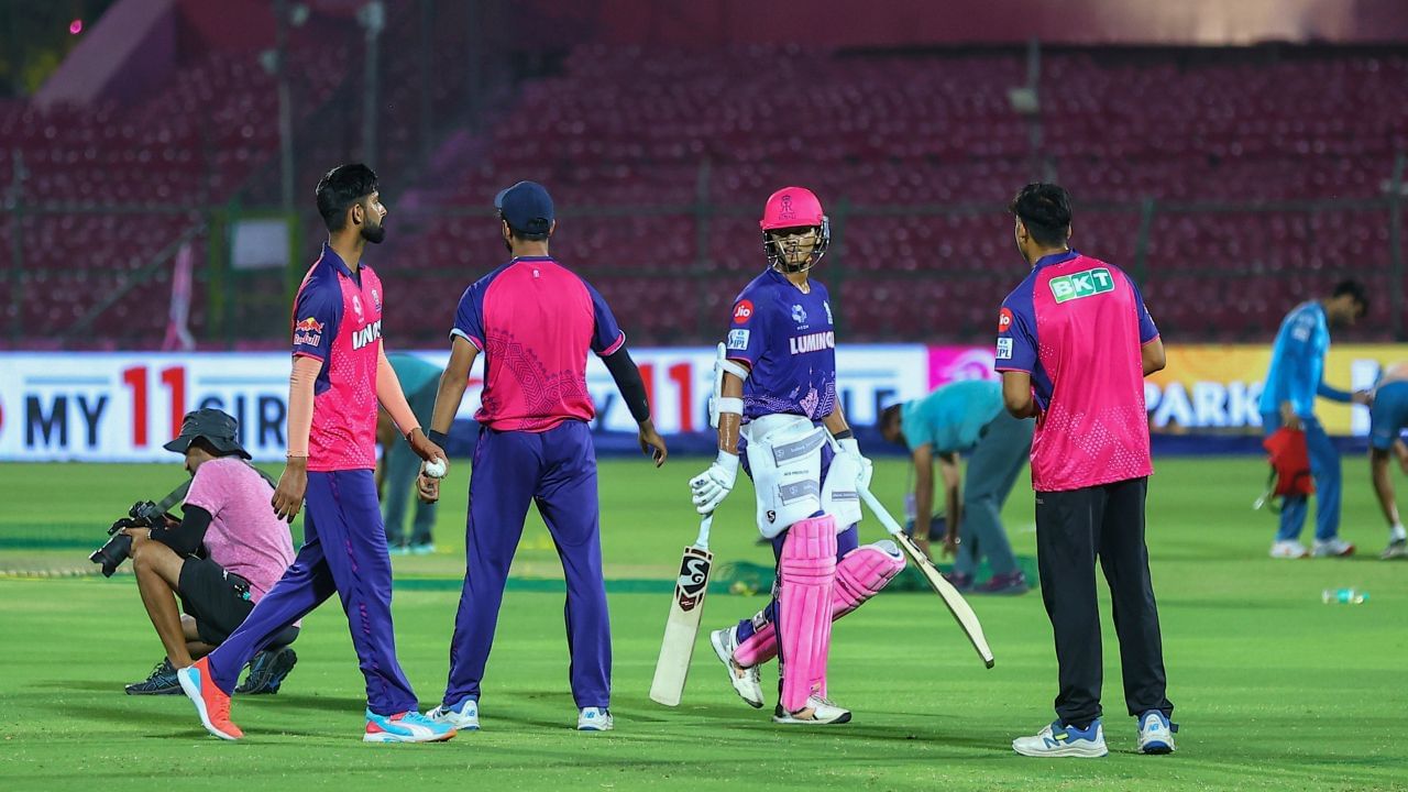 ગુજરાત વિરુદ્ધ શાનદાર જીત મેળવ્યા બાદ રાજસ્થાન રોયલ્સને ફાયદો થયો છે. આરઆરની ટીમ6 પોઈન્ટ સાથે પોઈન્ટ ટેબલમાં આઠમાં સ્થાનેછે. નવમાં સ્થાને હૈદરાબાદની ટીમ અને પોઈન્ટ ટેબલમાં સૌથી છેલ્લે 4 પોઈન્ટ સાથે ચેન્નાઈ સુપર કિંગ્સની ટીમ છે.