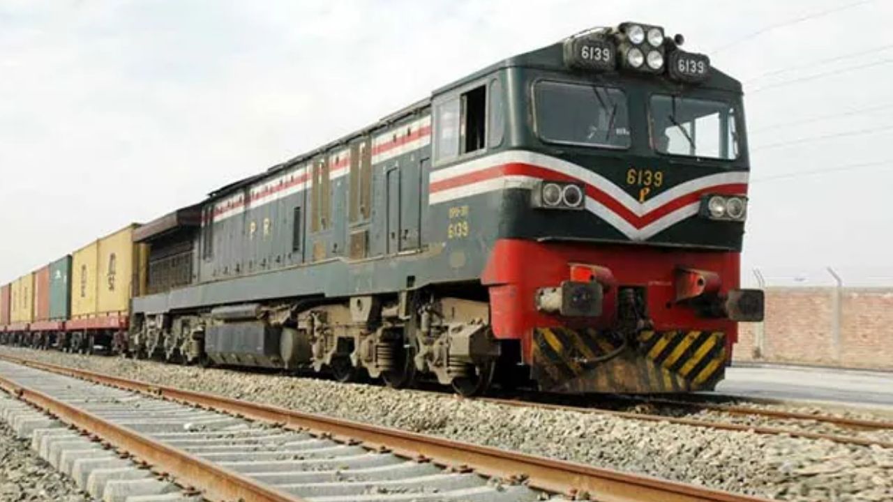 દિલ્હી - લાહોર ટ્રેન: તેમની શરૂઆત 1960ના દાયકાના અંતમાં થઈ હતી. રૂટ: દિલ્હીથી લાહોર. વિગતો: આ ટ્રેન ભારત-પાકિસ્તાન સંબંધોમાં મહત્વપૂર્ણ ભૂમિકા ભજવતી હતી, પરંતુ 1965ના યુદ્ધ પછી આ સેવા બંધ કરી દેવામાં આવી હતી. સ્થિતિ: આ ટ્રેન સેવા ક્યારેય ફરી શરૂ થઈ ન હતી.