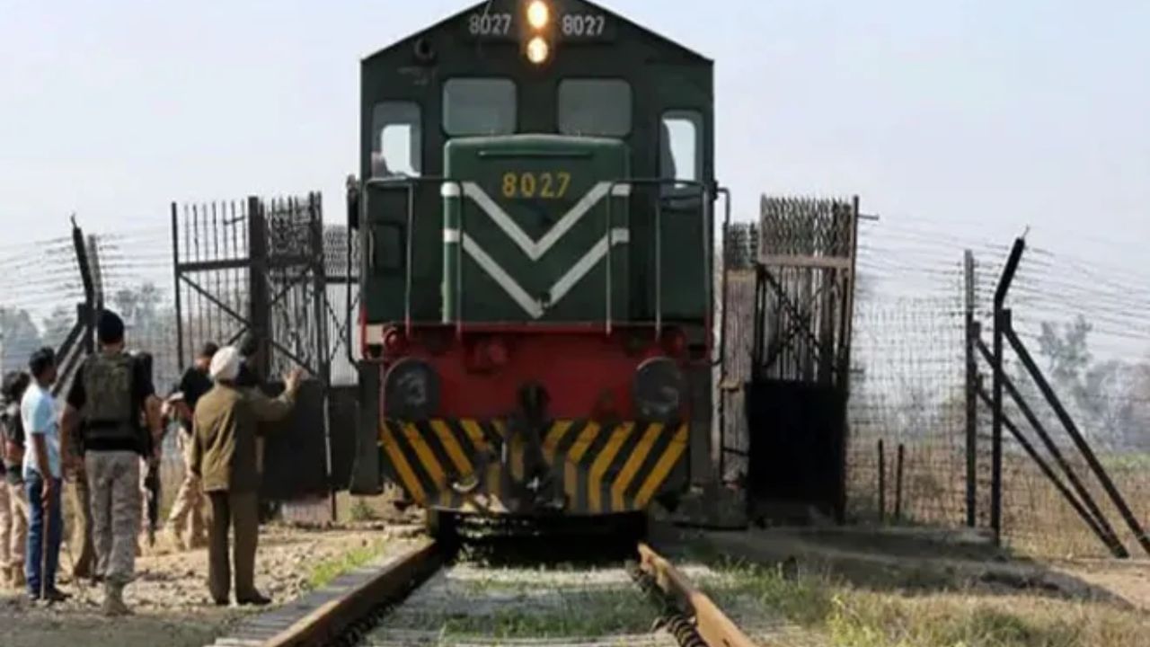 કારવાં-એ-અમન એક્સપ્રેસ: તેમની શરૂઆત 2005માં થઈ હતી. રૂટ: શ્રીનગર (ભારત)થી મુલતાન (પાકિસ્તાન) સુધી જતી હતી. રુટ: આ ટ્રેનનો ઉપયોગ જમ્મુ અને કાશ્મીર ક્ષેત્રના લોકો પાકિસ્તાનને મળવા માટે કરતા હતા. આ ટ્રેન ભારતીય કાશ્મીર અને પાકિસ્તાની કાશ્મીર વચ્ચેના લોકોને કનેક્ટિવિટી પૂરી પાડતી હતી. સ્થિતિ: આ ટ્રેન 2019માં પણ સ્થગિત કરવામાં આવી હતી, જ્યારે જમ્મુ અને કાશ્મીરમાંથી કલમ 370 દૂર કરવામાં આવી હતી અને જમ્મુ અને કાશ્મીરને કેન્દ્રશાસિત પ્રદેશ બનાવવામાં આવ્યો હતો.