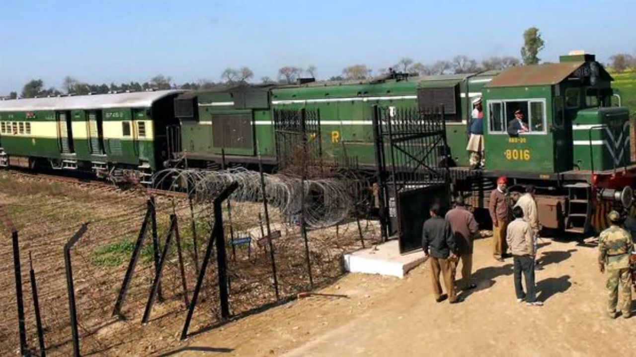 પાકિસ્તાન એક્સપ્રેસ: તેમની શરૂઆત 1980ના દાયકા દરમિયાન થઈ હતી. રૂટ: દિલ્હીથી કરાચી સુધીનો હતો. વિગતો: આ ટ્રેન સેવા ભારત અને પાકિસ્તાન વચ્ચેના વેપાર સંબંધોને પ્રોત્સાહન આપવા માટે બનાવવામાં આવી હતી. સ્થિતિ: આ સેવા પણ 1965ના યુદ્ધ પછી સ્થગિત કરવામાં આવી હતી અને ક્યારેય ફરીથી ચાલુ કરવામાં આવી ન હતી.