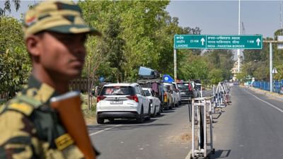 જમ્મુ કાશ્મીરના પહેલગામમાં થયેલા આતંકી હુમલા બાદ કેન્દ્ર સરકારે અનેક મોટા નિર્ણયો પાકિસ્તાન વિરુદ્ધ લીધા છે.જેના હેઠળ અટારી બોર્ડરને હવે બંધ કરી દેવામાં આવી છે. ભારત અને પાકિસ્તાન વચ્ચે થનારો વ્યાપાર અટારી બોર્ડરથી આવતો હતો.