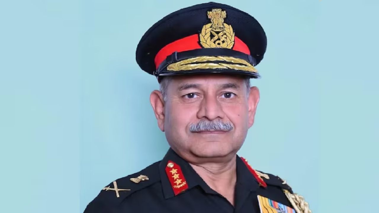 ભારતીય સેનામાં ચીફ ઓફ આર્મી સ્ટાફ (COAS) ના પગારની વાત કરીએ તો, તેમને ખાસ સુવિધાઓ સાથે દર મહિને 2,50,000 રૂપિયાનો પગાર મળે છે. બીજી તરફ, પાકિસ્તાન આર્મી જનરલને 2,00,000 રૂપિયા (આશરે 60,000 રૂપિયા) પગારની સાથે વૈભવી ઘરો, કાર અને તબીબી સુવિધાઓ પણ મળે છે. (નોંધ : અહીં આપવામાં આવેલા આંકડા અને માહિતી પબ્લિક ડોમેઈનમાં ઉપલબ્ધ માહિતીના આધારે છે.) (All Image -Canva)