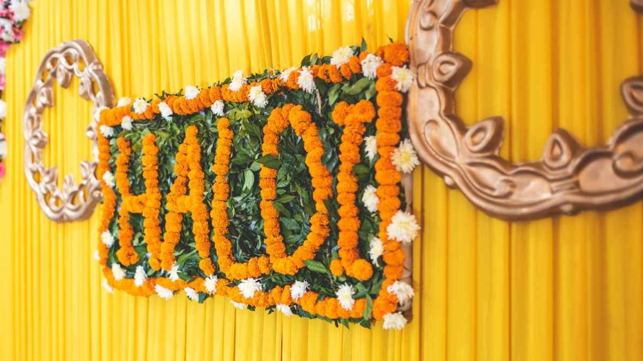 લગ્નમાં વપરાતી હળદર વરરાજા અને કન્યા માટે સૌભાગ્યનું પ્રતીક છે. એવું માનવામાં આવે છે કે તેમના નવા જીવનની શરૂઆત આ હલ્દીથી થાય છે. તેથી જ હલ્દીને શુભ માનવામાં આવે છે.