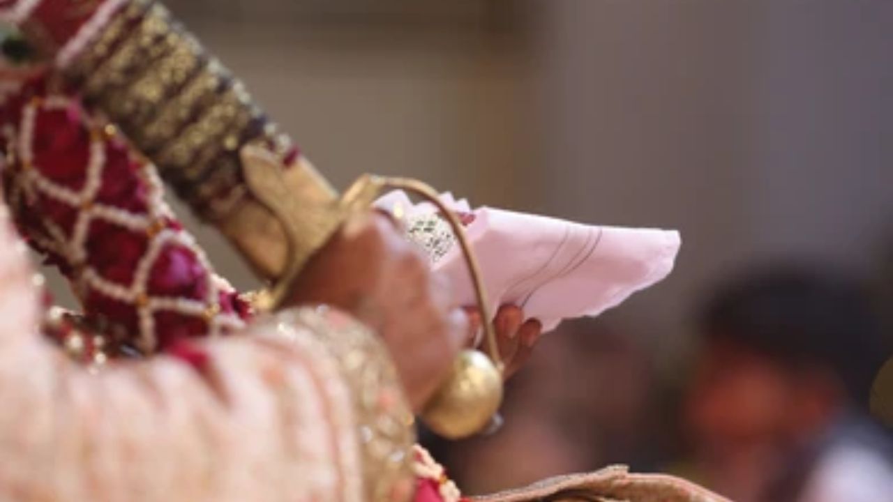 (Disclaimer - આ લેખમાં સમાવિષ્ટ કોઈપણ માહિતી/સામગ્રી/ગણતરીની ચોકસાઈ અથવા વિશ્વસનીયતાની ખાતરી આપવામાં આવતી નથી. આ માહિતી વિવિધ માધ્યમો/જ્યોતિષીઓ/ઉપદેશો/માન્યતાઓ/ધાર્મિક ગ્રંથોમાંથી એકત્રિત કરીને તમારા સુધી પહોંચાડવામાં આવી છે. અમારો ઉદ્દેશ્ય ફક્ત માહિતી પહોંચાડવાનો છે. વાંચકોએ તેને ફક્ત માહિતી તરીકે જ માનવી જોઈએ. આ ઉપરાંત તેના કોઈપણ ઉપયોગ માટે વાંચકો પોતે જવાબદાર રહેશે.)(All Image Symbolic)