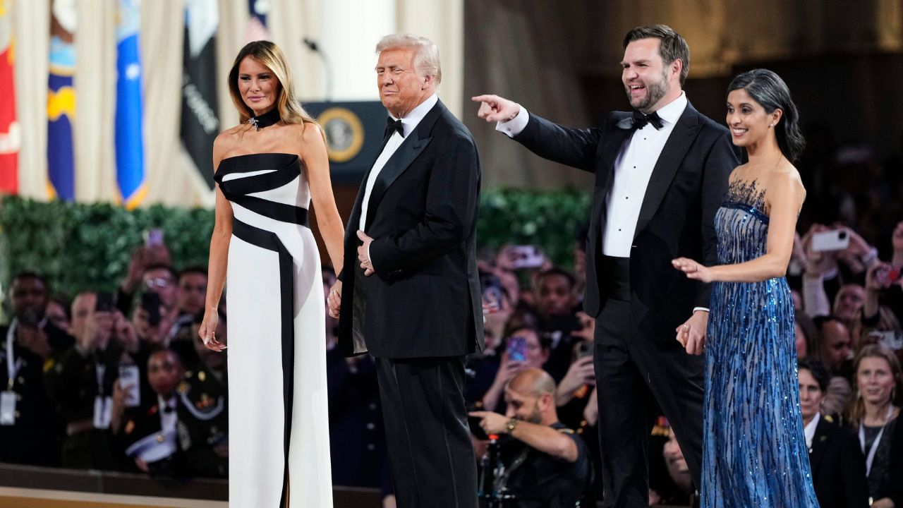 વેન્સ નાનો હતો ત્યારે તેના માતાપિતાએ છૂટાછેડા લીધા હતા. તેની માતાના ત્રીજા પતિ બોબ હેમેલ દ્વારા દત્તક લેવામાં આવ્યા પછી, તેની માતાએ તેના પિતાનું નામ અને અટક દૂર કરાવી તેનું ઉપનામ JD રાખ્યું.