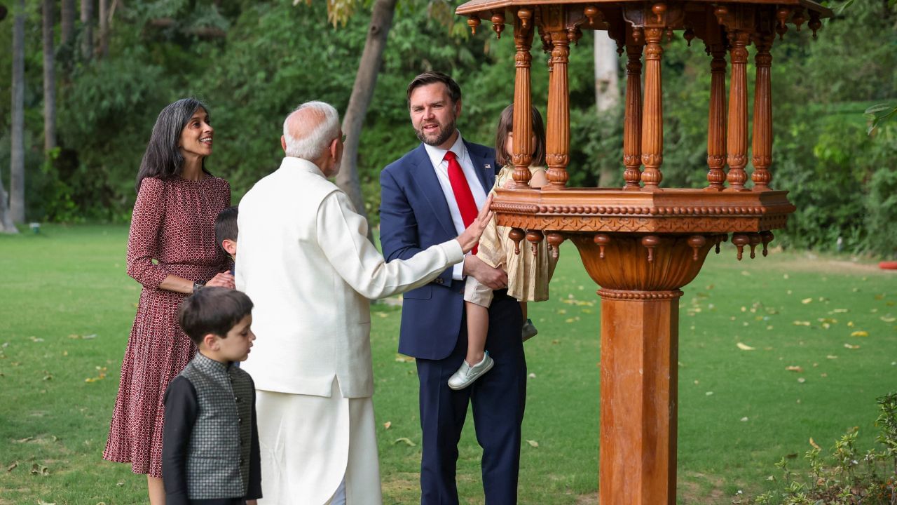 ભારત પ્રત્યેના તેમના પ્રેમનું કારણ તેમની પત્ની ઉષા વેન્સ છે, જે એક ભારતીય-અમેરિકન છે. ઉષા અને જેડી વેન્સની પહેલી મુલાકાત યેલ યુનિવર્સિટીમાં થઈ હતી. જેડી વેન્સ તેમની ઓટોબાયોગ્રાફી હિલબિલી એલેગીમાં લખે છે કે, જ્યારે મેં ઉષાને પહેલી વાર જોઈ, ત્યારે હું ડરી ગયો.