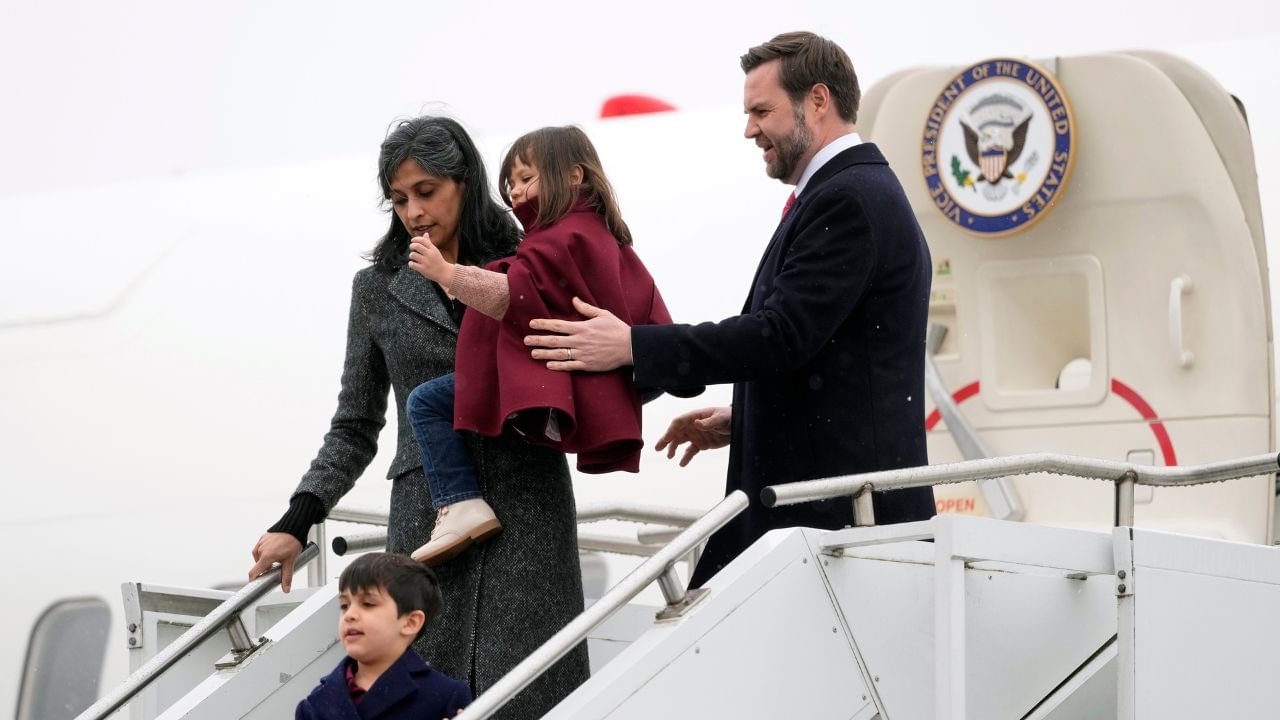 ઉષા બધા છોકરાઓને એક વિષય સમજાવી રહી હતી. હું તેના પ્રેમમાં પડી ગયો, પણ હું તેને કહી શક્યો નહીં. પછી મારા મિત્રોના કહેવાથી મેં હિંમત કરી. જ્યારે ઉષાએ પ્રપોઝ સ્વીકાર્યું, ત્યારે મને ખબર પડી કે તે શાકાહારી ખોરાક ખાય છે. મને અને મારા પરિવારને દારૂ અને મટનનો શોખ હતો, પણ ઉષા માટે મેં શાકાહારી ખોરાક ખાવાનું શરૂ કર્યું.