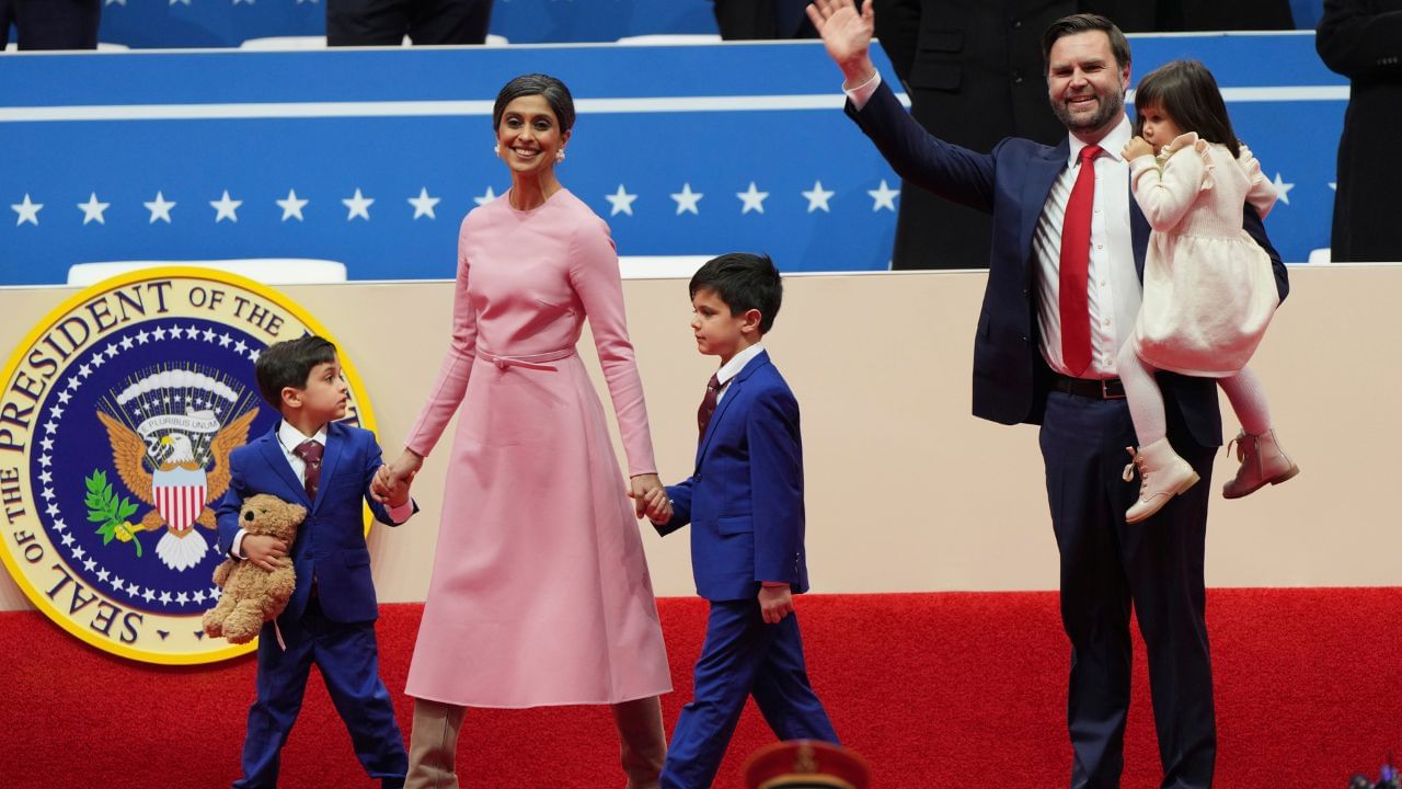 ઉષાના માતા-પિતા મૂળ આંધ્રપ્રદેશના પશ્ચિમ ગોદાવરી જિલ્લાના છે જેઓ પાછળથી કેલિફોર્નિયાના સાન ડિએગોમાં સ્થાયી થયા. અહીં ઉષાએ માઉન્ટ કાર્મેલ હાઇ સ્કૂલમાં અભ્યાસ કર્યો અને બાદમાં યેલ લો સ્કૂલમાંથી કાયદાની ડિગ્રી મેળવી.