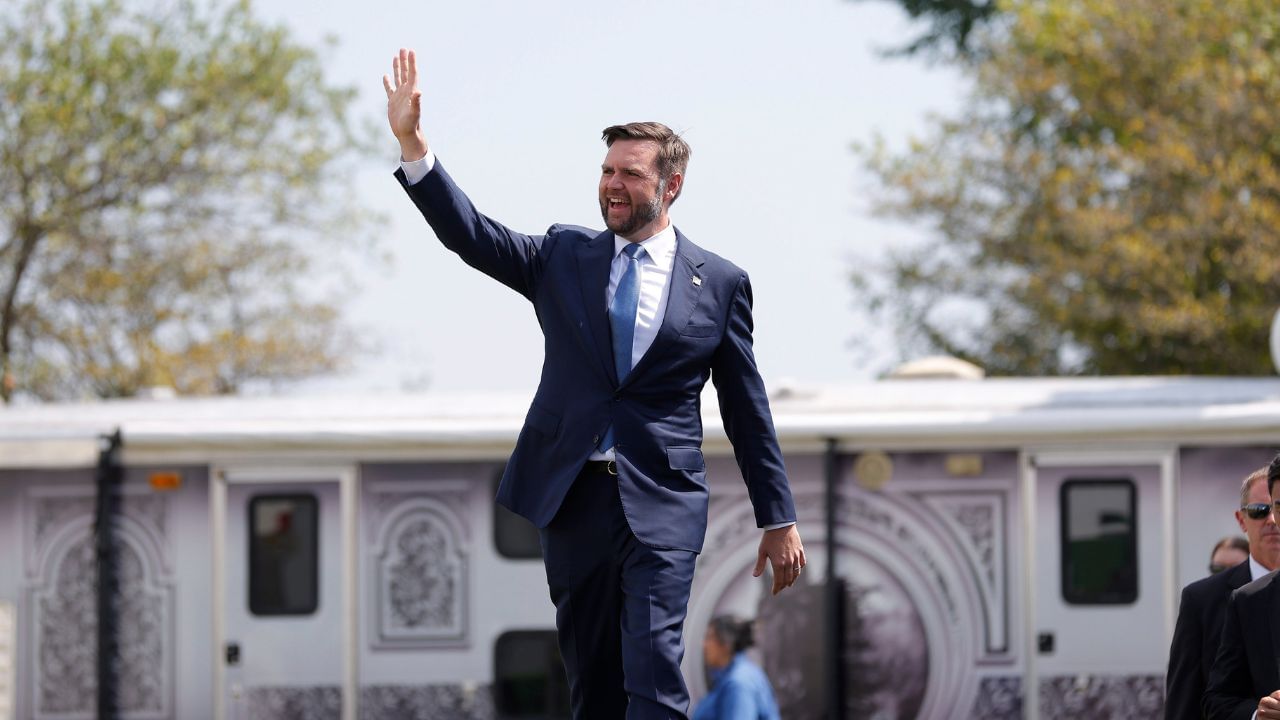 ત્યારબાદ તે જેડી યૂનાઈટેડ સ્ટેટ્સ મરીન કોર્પર્સમાં સામેલ થયા અને ઈરાકમાં 4 વર્ષ સુધી દેશની સેવા કરી હતી. ત્યારબાદ તે ઓહિયોમાં સ્ટેટ યૂનિવર્સિટીમાં અભ્યાસ કરવા પહોચ્યા હતા. જેમાં તેમણે વર્ષ 2009માં પૉલિટિકલ સાયન્સ અને ફિલૉસફીમાં ગ્રેજ્યુએશનની ડિગ્રી લીધી હતી.