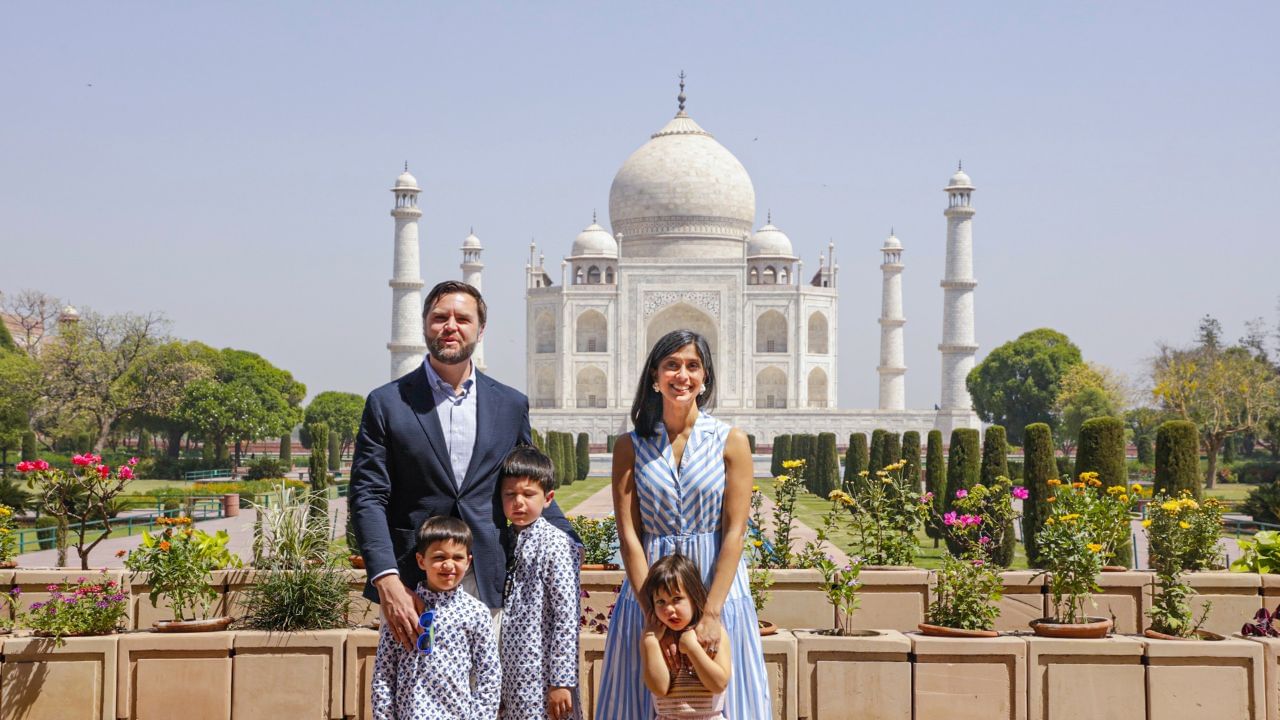 અહીં તેમણે પીએમ મોદીને મળ્યા બાદ આગ્રામાં તાજમહેલની મુલાકાત લીધી હતી.