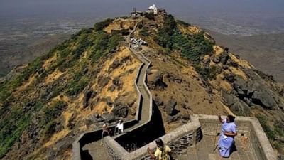 ગુજરાતના સૌરાષ્ટ્ર ક્ષેત્રમાં આવેલું જુનાગઢ, ઇતિહાસ, સંસ્કૃતિ અને પ્રકૃતિનું મિશ્રણ છે. જેમાં એક જ દિવસમાં કેટલાક સ્થળોની મુલાકાત લઈ શકો છો. તમે જૂનાગઢ ટ્રેન, બસ અથવા કાર દ્વારા જઈ શકો છો. જો તમે જૂનાગઢમાં રાત્રિ રોકાણ કરવા માગતા હોવ તો પણ તમે કરી શકો છો. 