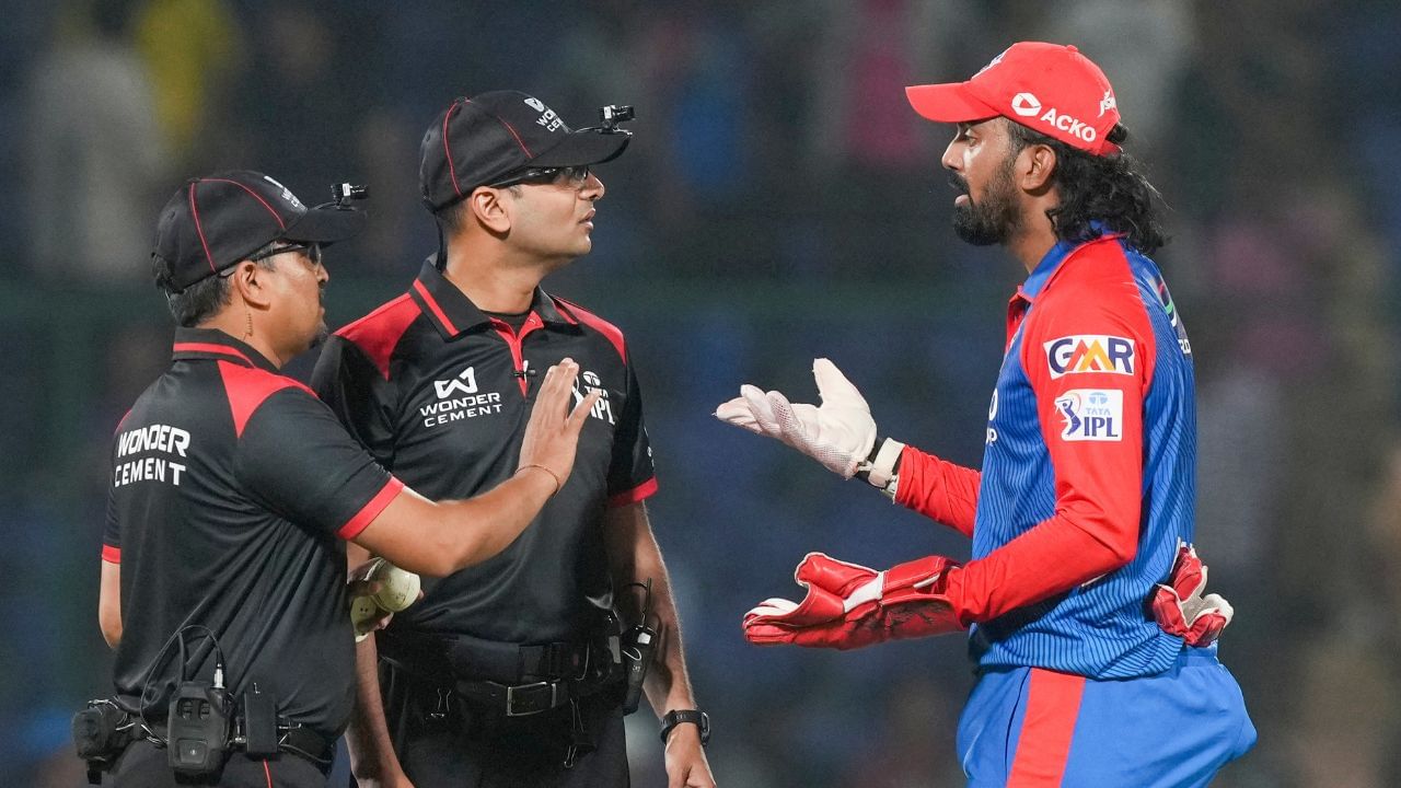 શાંત સ્વભાવના કેએલ રાહુલે એક ઈન્ટરવ્યુ દરમિયાન કહ્યું હતું કે જ્યારે લોકો સાઈડ સ્ક્રીન પાછળથી ઈશારા કરીને તેને ખલેલ પહોંચાડવાનો પ્રયાસ કરે છે ત્યારે તેને ખૂબ ગુસ્સો આવે છે.