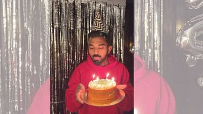 કે.એલ રાહુલ હાલમાં આઈપીએલ 2025માં વ્યસ્ત છે. આ વખતે રાહુલને દિલ્હી કેપિટલ્સની ફ્રેન્ચાઈઝીએ ટીમમાં સામેલ કર્યો છે. પરંતુ વાત એ છે કે, કે.એલ રાહુલની માતાએ દીકરા સાથે વાત કરવાનું કેમ બંધ કરી દીધુ. 18 એપ્રિલ 2025ના રોજ કે.એલ રાહુલ પોતાનો 33મો જન્મદિવસ સેલિબ્રેટ કરી રહ્યો છે.