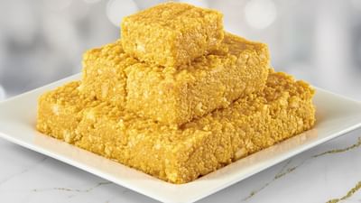 કલાકંદ એકદમ સરળતાથી ઘરે બનાવી શકાય છે. આજે આપણે જાણીશું કે થોડાક જ સમયમાં કેવી રીતે કલાકંદ બનાવી શકાય છે. કલાકંદ બનાવવા માટે ફ્રેશ પનીર, ખાંડ, દૂધ, ઈલાયચી પાવડર, પાકી કેરીનો પ્લપ, બદામની કતરી, ઘી તેમજ કેસર સહિતની સામગ્રીની જરુર પડશે.