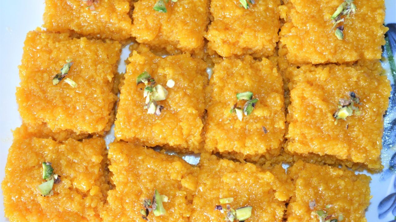 મેંગો કલાકંદ બનાવવા માટે સૌથી પહેલા એક પેનમાં પાકી કેરીનો પલ્પ અને ખાંડ ઉમેરી બરાબર હલાવતા રહો જેથી તળિયામાં ચોંટે નહીં. જ્યારે આ મિશ્રણમાંથી પાણી બળી જાય ત્યારે ગેસ બંધ કરો.