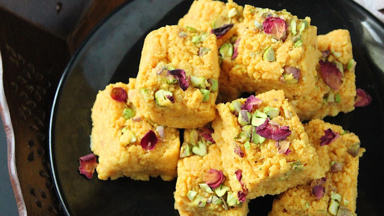 હવે એક પ્લેટ પર ઘી લગાવી કલાકંદના મિશ્રણને તેના પર પાથરીને તેના પર બદામ, કાજુ, પિસ્તા સહિતના ડ્રાયફ્રુટથી ગાર્નિશ કરો. ત્યારબાદ કલાકંદ ઠંડુ થાય ત્યાર તેને કાપીને સર્વ કરી શકો છો.