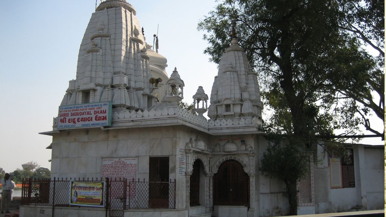 કાંકરિયા તળાવનો કેળવણી, સંસ્કૃતિ અને આરોગ્ય સાથે સંબંધિત અનેક આયોજનો માટે ઉપયોગ થાય છે. જેમ કે ખેલ મહાકુંભ, ફેસ્ટિવલ્સ, સાંસ્કૃતિક કાર્યક્રમો વગેરે. ( આ માહિતી વિવિધ ઐતિહાસિક તથ્યો અને સંશોધનો પર આધારિત છે. વિગતવાર માહિતી માટે, ઇતિહાસના પ્રમાણભૂત ગ્રંથો અને સંશોધનોનો અભ્યાસ કરવો ઉચિત રહેશે.) (Credits: - Wikipedia)