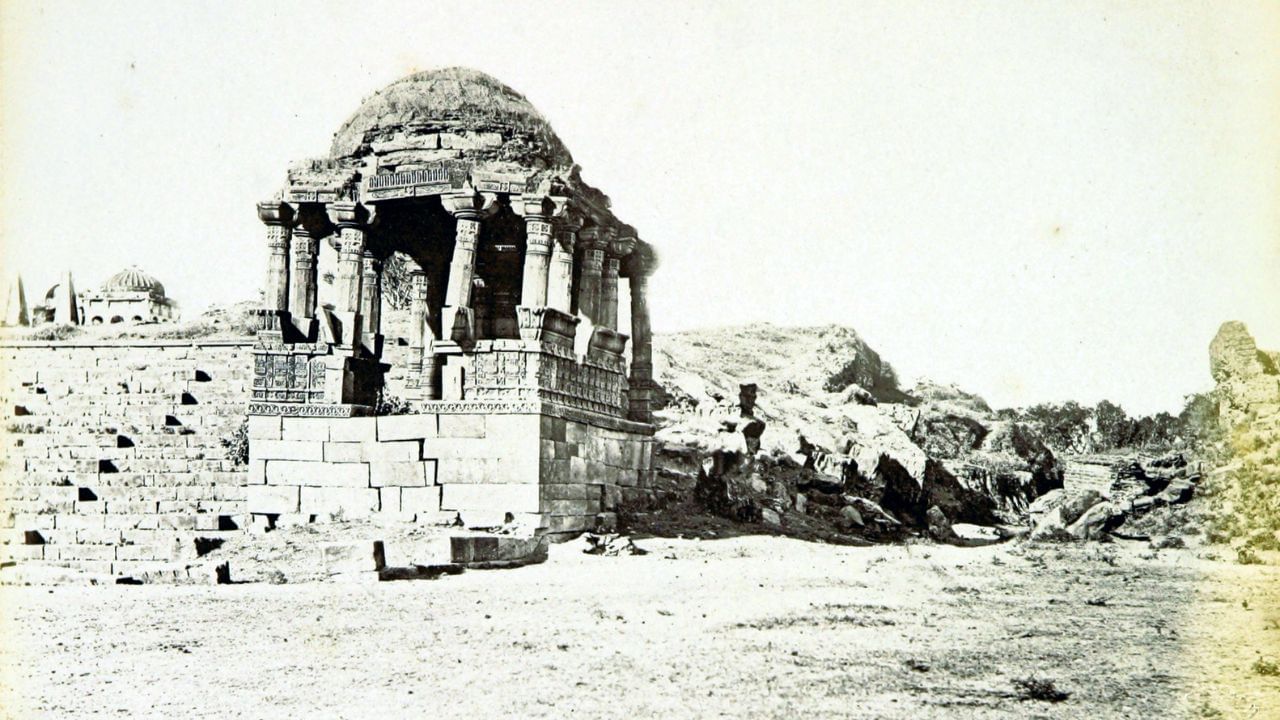 તે સમયગાળામાં તેને "કુતુબ-હૌજ" અથવા "હૌજ-એ-કુતુબ" તરીકે ઓળખવામાં આવતું. આ તળાવ શાસકોના સ્નાન માટે ખાસ ઉપયોગમાં લેવાતું હતું, અને તેમાં પાણી શુદ્ધ રહે તે માટે વિશિષ્ટ વ્યવસ્થાઓ પણ ગોઠવવામાં આવી હતી. (Credits: - Wikipedia)