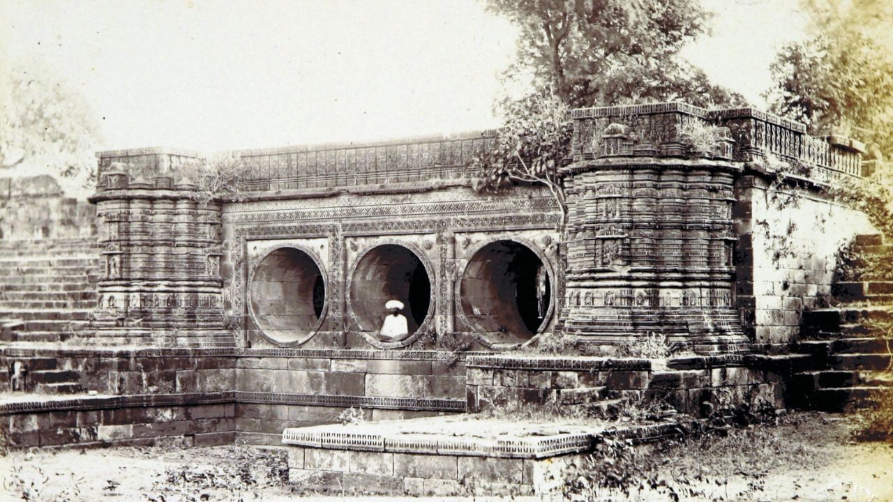 ઇ.સ. 1781 દરમિયાન તળાવના નગીનાવાડી વિસ્તાર સુધી જતો પુલ, ઘટ્ટામહલ નામની ઇમારત અને તળાવના પાળ પર આવેલા પથ્થરના ઘાટો ક્ષતિગ્રસ્ત થઈ ગયા હતા. લાંબા સમય સુધી આ તળાવ સંભાળ વગર રહી ગયું હતું જ્યાં સુધી ઇ.સ. 1872માં કલેક્ટર બોરાડેઇલે તેના પુનઃસર્જન અને સમારકામની કામગીરી ન કરી. (Credits: - Wikipedia)