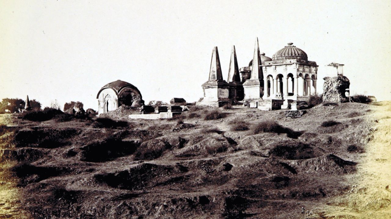 એ જ સમયમાં, રાયપુર દરવાજાથી તળાવ સુધીનો અંદાજે 6600 ફૂટ લાંબો માર્ગ પણ બનાવવામાં આવ્યો હતો, જેના કારણે લોકો માટે ત્યાં પહોંચી શકાય એવી સરળતા ઉભી થઇ. (Credits: - Wikipedia)