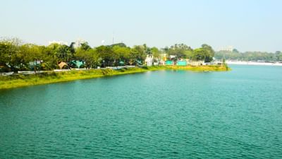 કાંકરિયા તળાવના નામ પાછળના અર્થ વિશે વિવિધ માન્યતાઓ જોવા મળે છે. સામાન્ય રીતે એવું માનવામાં આવે છે કે આ નામ "કાંકર" શબ્દ પરથી ઊતરેલું છે, જે ચૂનાના પથ્થરો માટે વપરાય છે. કહેવાય છે કે તળાવના નિર્માણ વખતે મોટા પાયે ચૂનાના પથ્થર ખોદવામાં આવ્યા હતા, જેના કારણે તેનું નામ "કાંકરિયા" પડ્યું. (Credits: - Wikipedia)