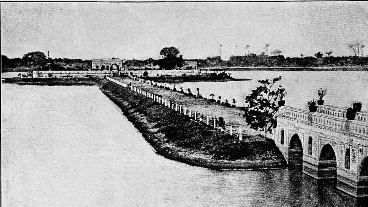 કાંકરિયા તળાવનો ઈતિહાસ ખૂબ જ પ્રાચીન અને મહત્વપૂર્ણ છે. આ તળાવ 15મી સદીમાં સુલતાન કુતુબુદ્દીન અહમદશાહ બીજાના સમયમાં બંધાવાયું હતું અને તેનું બાંધકામ ઇ.સ. 1451માં પૂર્ણ થયું. (Credits: - Wikipedia)