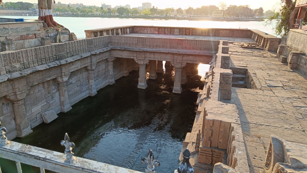 તળાવ આસપાસની પાળના પથ્થર, ઘાટ, પ્રવેશદ્વાર વગેરેમાં મહત્ત્વપૂર્ણ આર્કિટેક્ચરલ શૈલી જોવા મળે છે. પહેલા સમયમાં અહીંથી પાણી શહેરના વિવિધ ભાગોમાં પહોંચાડવામાં આવતું હતું.