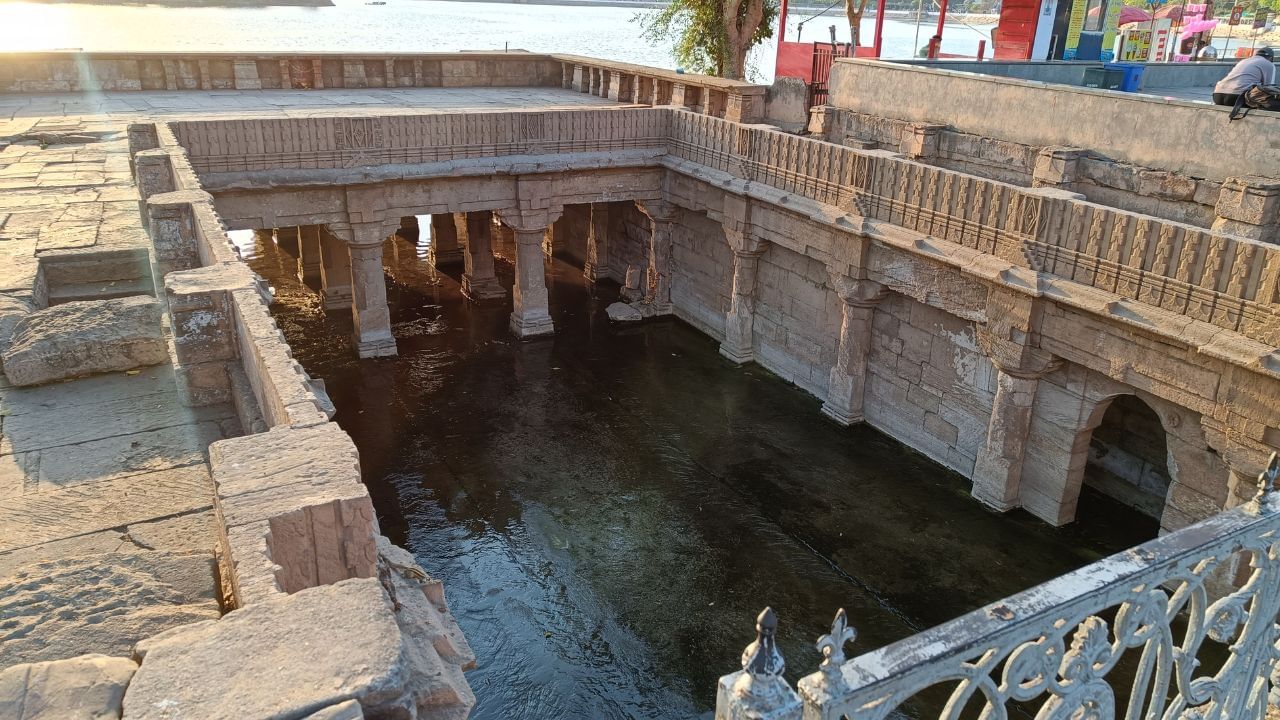 બીજી લોકકથા અનુસાર, સંત હઝરત-એ-શાહ આલમ તળાવના નિર્માણ સમયે એક કાંકર પર પગ લાગી જતા બોલી ઊઠ્યા કે “કેવો કાંકર!”, જેના આધારે તળાવનું નામ પડ્યું હોવાની માન્યતા છે. “કાંકરિયા” શબ્દનો અર્થ પણ “પથ્થર” અથવા “નાનું કાંકર” એવી રીતે લેવાય છે.