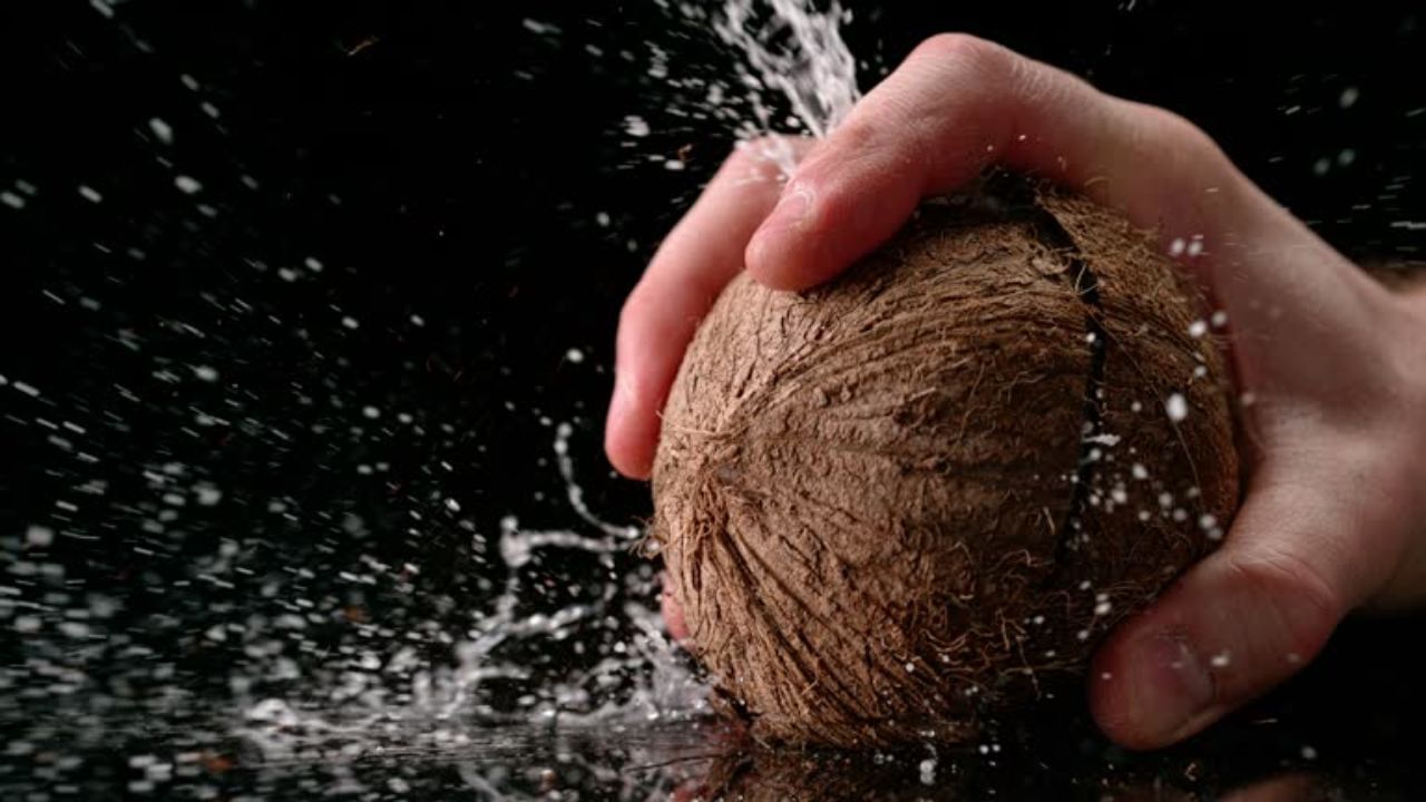 લગ્ન સમયે કન્યા અને વરરાજા બંનેના પરિવારો આનું ખાસ ધ્યાન રાખે છે. આ ક્રિયાને તાંત્રિક ક્રિયા પણ કહેવામાં આવે છે. હિન્દુ સંસ્કૃતિમાં નારિયેળનો ભોગ આપવામાં આવે છે. લીંબુનો ઉપયોગ ખરાબ નજરથી બચવા માટે થાય છે. 
