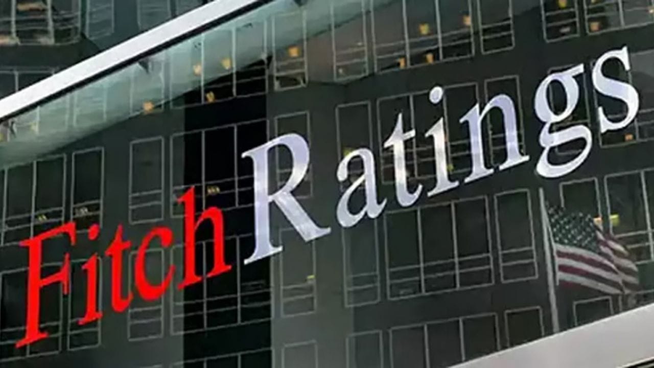 આ ઉપરાંત, ક્રેડિટ રેટિંગ એજન્સી ફિચ રેટિંગ્સે પાકિસ્તાની રૂપિયામાં આગામી સમયમાં ઘટાડાની આગાહી કરી છે. ફિચના અનુમાન પ્રમાણે, જૂન 2025 સુધીમાં રૂપિયો ડોલર સામે 285 સુધી જઇ શકે છે, જ્યારે નાણાકીય વર્ષ 2026ના અંત સુધીમાં તે વધુ નબળો પડીને 295 સુધી પહોંચી શકે છે.