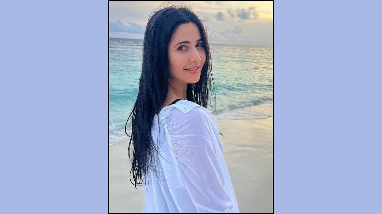 કેટરિના કૈફનો જન્મ 16 જુલાઈ 1983ના રોજ બ્રિટિશ હોંગકોંગમાં થયો હતો. તે ખૂબ નાની હતી ત્યારે તેના માતા-પિતાએ છૂટાછેડા લીધા હતા. જો કે, કેટરિનાનો ઉછેર તેની માતાએ એકલા હાથે કર્યો હતો.