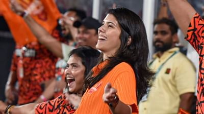 સનરાઈઝર્સ હૈદરાબાદ (SRH) ની માલકિન કાવ્યા મારન IPL 2025 શરૂ થતા જ હેડલાઈનમાં છે. SRHના CEO તરીકે કાવ્યા મારન ખૂબ જ સક્રિય છે. IPLમાં, કાવ્યા મારન ઓક્શનથી લઈને ટીમના દરેક નાના-મોટા નિર્ણયોમાં સામેલ હોય છે. તે SRHની લગભગ તમામ મેચ દરમિયાન સ્ટેડિયમમાં પોતાની ટીમને પ્રોત્સાહિત કરવા માટે હાજર રહે છે. 