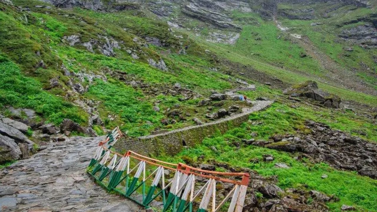 ચારધામ યાત્રા પર જતા પ્રવાસીઓએ પોતાના બેગમાં જરુરી દવાઓ, ફર્સ્ટ એડ કિટ અને મેડિકલ સંબંધિત તમારા રિપોર્ટ પણ સાથે રાખો. શરદી,ઉધરસ, તાવ જેવી દવાઓ પણ તમારી સાથે રાખો.