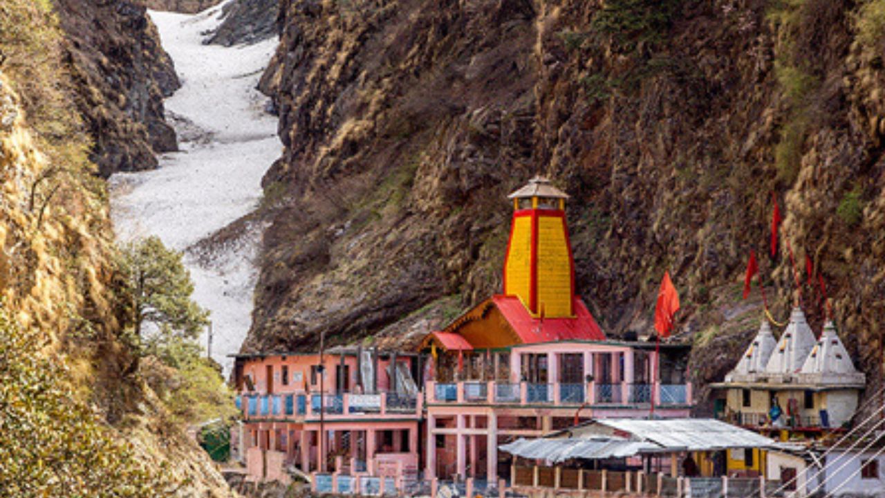 કેદારનાથ ધામ જતી વખતે હંમેશા છત્રી અથવા રેઈનકોટ સાથે રાખો. કારણ કે કેદારનાથમાં ગમે ત્યારે વરસાદ પડી શકે છે. આવી સ્થિતિમાં, આ બંને વસ્તુઓ તમારા માટે ઉપયોગી થઈ શકે છે.