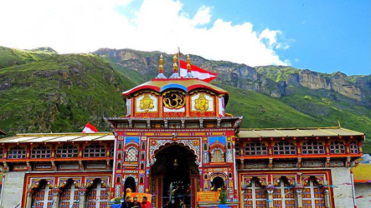 જો તમે ઉનાળામાં મુલાકાત લઈ રહ્યા હોવ તો પણ કેદારનાથમાં તાપમાન ઘટી શકે છે. તેથી ગરમ કપડાં જેમ કે વૂલન સ્વેટર, જેકેટ, મોજા અને મફલર સાથે રાખો.કેદારનાથમાં હવામાન અચાનક બદલાઈ શકે છે, તેથી ગરમ કપડાં અને વરસાદથી બચવા માટે સાવચેત રહો.