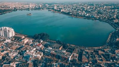 કોટા શહેરનું નામકરણ અને ઇતિહાસ ખૂબ જ રસપ્રદ છે. 1631માં, કોટા બુંદી રાજ્યથી અલગ થઈ ગયું અને એક સ્વતંત્ર રજવાડું બન્યું, જેના પ્રથમ શાસક રાવ માધો સિંહ હતા. આ શહેરનું નામ "કોટિયા ભીલ" નામના વ્યક્તિના નામ પરથી રાખવામાં આવ્યું હોવાનું માનવામાં આવે છે, જે બુંદીના રાજા જૈતસિંહ સાથેના યુદ્ધમાં માર્યા ગયા હતા.