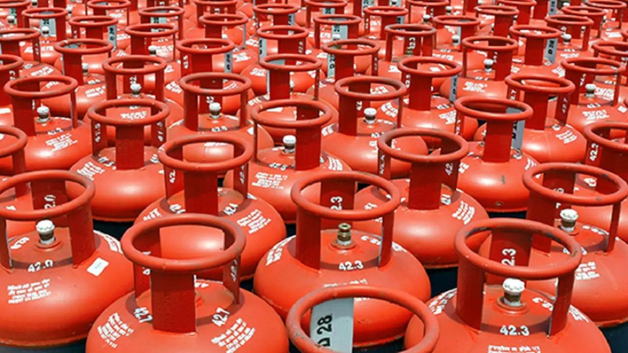 LPG સિલિન્ડરના ભાવમાં ફેરફાર: દર મહિનાની પહેલી તારીખે LPG સિલિન્ડરના ભાવની સમીક્ષા કરવામાં આવે છે. આ વખતે પણ ગેસ સિલિન્ડરના ભાવની સમીક્ષા 1 મેના રોજ કરવામાં આવશે. આ કિંમત તમારા ખિસ્સા પર સીધી અસર કરશે.